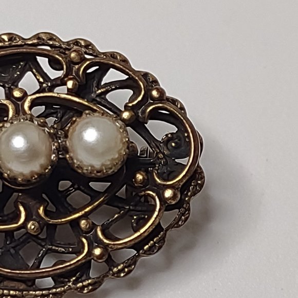 Vintage Oval Shaped 3 Faux Pearl Little Cute Metal Brooch - Picture 3 of 14